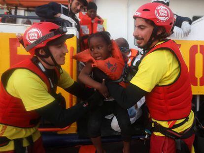 Voluntarios de Proactive Open Arms rescatan a una niña en una operación de salvamento de 2017.