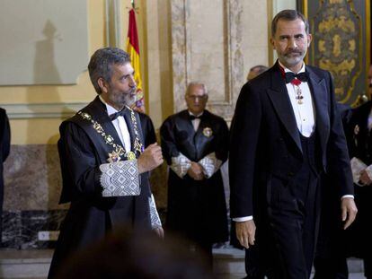 El presidente del Supremo, Carlos Lesmes, y el Rey, este martes en la apertura del año judicial. JULIÁN ROJAS