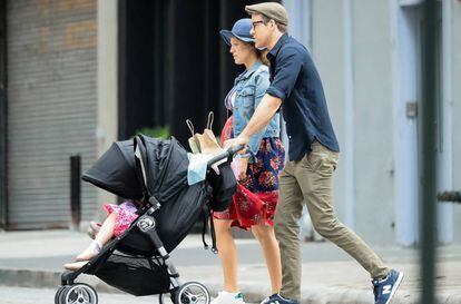 Blake Lively y Ryan Reynolds pasean con sus dos hijas por Nueva York, el 19 de junio de 2019.