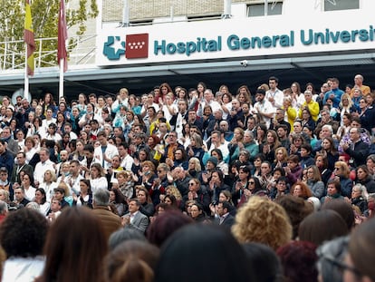 Una multitud se agrupa a las puertas del hospital Gregorio Marañón para realizar el minuto de silencio en homenaje a la mujer asesinada por estrangulamiento a manos de su pareja en Vallecas, el pasado 28 de noviembre, en Madrid.