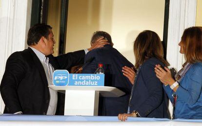 Sanz consuela a Javier Arenas tras los resultados.