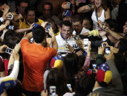 Capriles, durante un acto con seguidores en Bogot&aacute; este jueves.