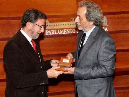 Jos&eacute; Chamizo entrega al presidente del Parlamento, Manuel Gracia, su informe anual.