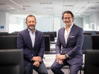 El consejero delegado de Emergya, Víctor Fernández, junto al CEO de Ayesa, José Luis Manzanares.