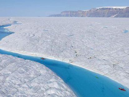 El glaciar de Petermann, en el que el pasado jueves se desprendió un trozo de hielo de 260 kilómetros cuadrados, en una fotografía de archivo de julio de 2009. En la imagen, científicos de un proyecto en colaboración de Greenpeace recorren en kayak una de las masas de agua líquida del glaciar.