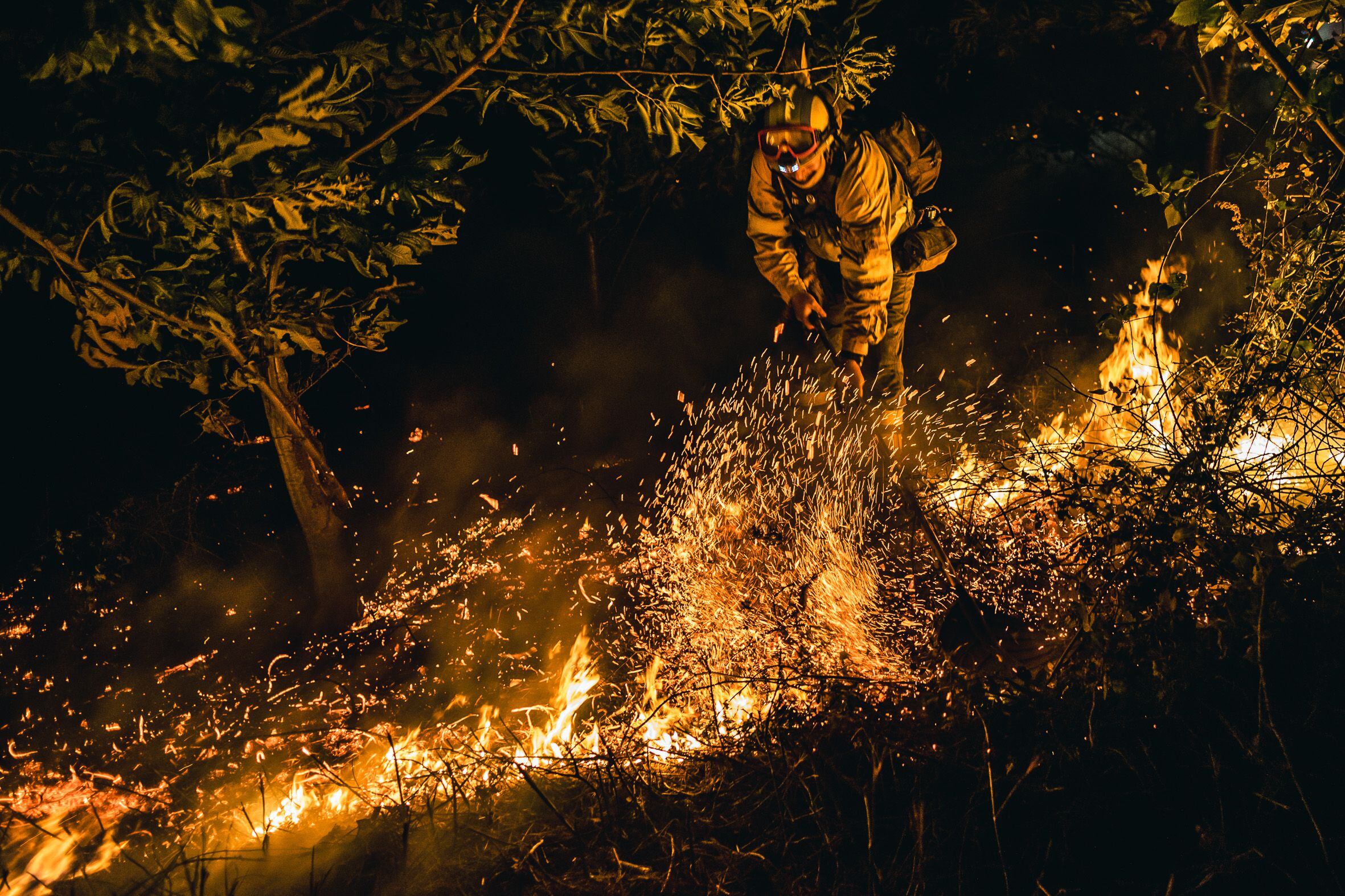 Un brigadista intenta sofocar el incendio en Boiro.