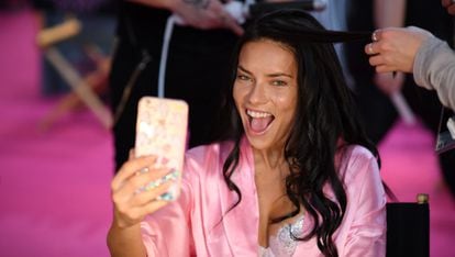 Las modelos no se separaron del móvil durante las horas de preparación y no dudaron en compartir en sus redes sociales sus selfies con la famosa bata rosa.