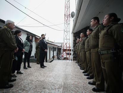 El presidente Gabriel Boric frente a los carabineros de la tenencia policial El Belloto, en Quilpué (Región de Valparaíso), este lunes.