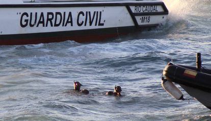 Miembros del Grupo Especial de Actividades Subacu&aacute;ticas de la Guardia Civil rescatan el cuerpo de un inmigrante junto a la costa de Ceuta.