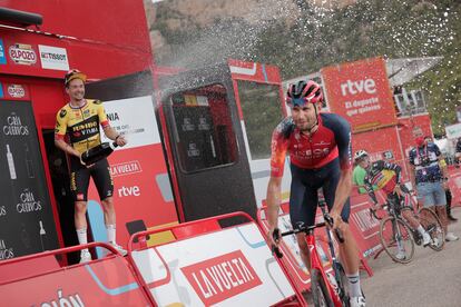 Roglic riega con el cava de ganador de etapa al italiano Filippo Ganna, que llegó a 20 minutos.