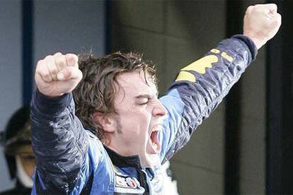 El piloto asturiano, en un expresivo gesto tras la carrera de Brasil, en septiembre, de la que salió como campeón del mundo de fórmula 1.