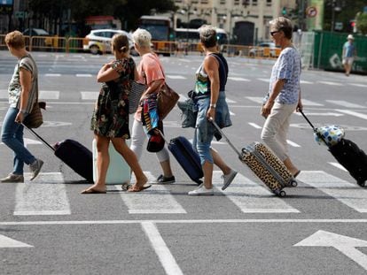 Turistas por una calle de Valencia. 