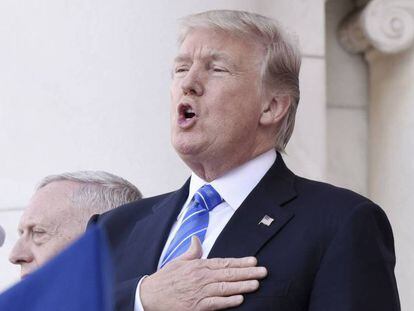 Trump canta el himno nacional con motivo del Día de los Caídos, en el cementerio nacional de Arlington, Virginia.