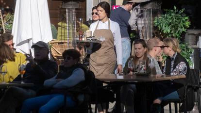 Una camarera atiende las mesas de la terraza de un bar en Sevilla, este viernes.