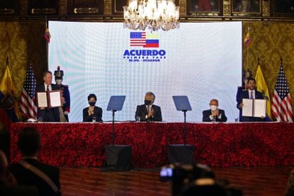 Firma del acuerdo entre Estados Unidos y Ecuador, en Quito, el 8 de diciembre.