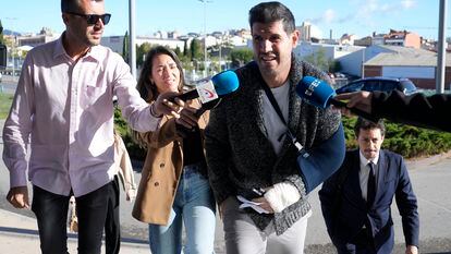 A la derecha, con la mano vendada, el director de la selección masculina, Albert Luque, a su llegada este martes a los juzgados de Terrassa (Barcelona) para declarar por videoconferencia.