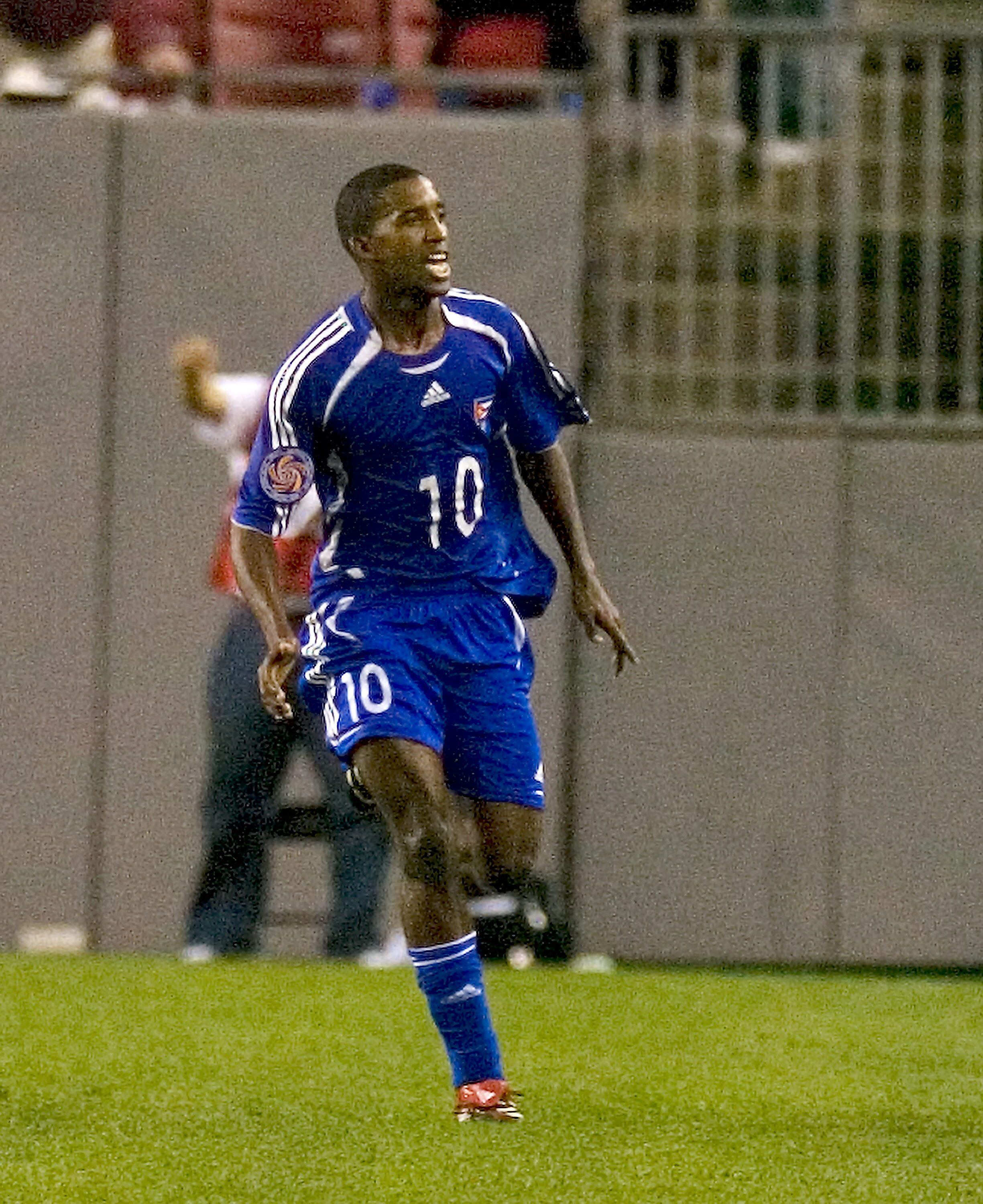 El jugador cubano Yordany Alvarez antes de desertar en el partido frente a los Estados Unidos en las eliminatorias a Pekín 2008.