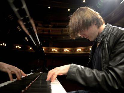 Daniil Trifonov, en un ensayo en el teatro Principal de Vitoria.