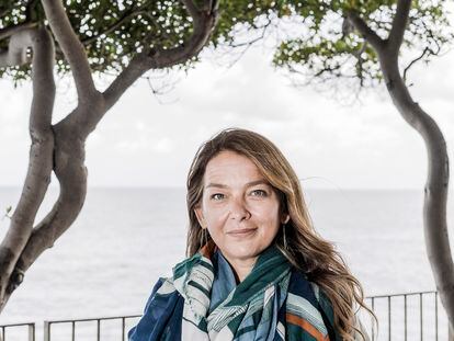 Lia Piano, escritora y directora de los programas editoriales de la Fundación Renzo Piano, en el jardín de su casa, en Génova (Italia), el pasado 13 de mayo.