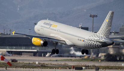 Avi&oacute;n de Vueling despegando del aeropuerto de Barcelona.