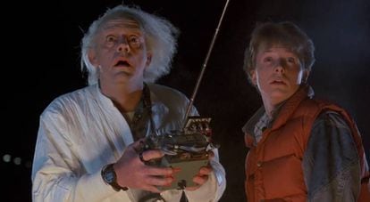 Doc y Marty McFly en una escena de la primera película de 'Regreso al futuro'.