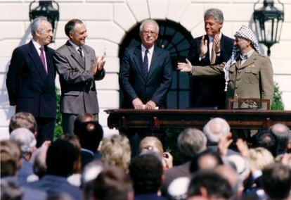 Los Acuerdos de Oslo, entre Yasir Arafat (a la derecha) e Isaac Rabin (tercero de la izquierda); en medio de los dos, el presidente de EE UU, Bill Clinton; y a la izquierda, los ministros de Exteriores israelí, Simón Peres, y ruso, Andréi Kozyrev.