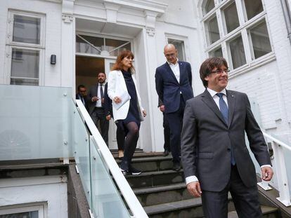 Carles Puigdemont en la inauguració de la Delegació de la Generalitat a Dinamarca. Al darrere, Raül Romeva.