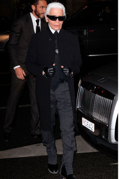 Karl Lagerfeld, fiel a su uniforme, a su llegada a la fiesta.