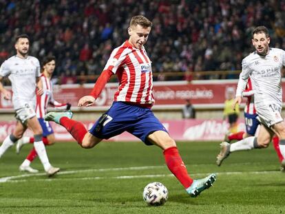 Saponjic remata a puerta durante el Cultural Leonesa-Atlético de Copa.