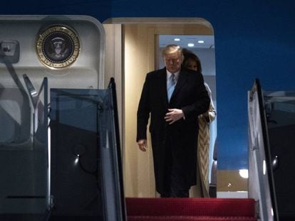 Donald Trump sale del avión Air Force One, este domingo. En vídeo, la carta del Pentágono enviada "por error" a Bagdad.