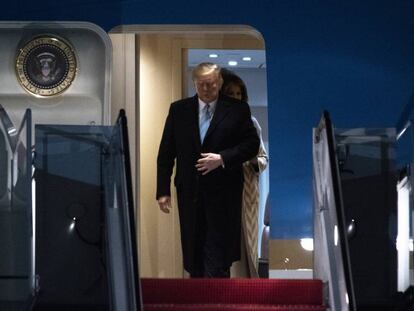 Donald Trump sale del avión Air Force One, este domingo. En vídeo, la carta del Pentágono enviada "por error" a Bagdad.