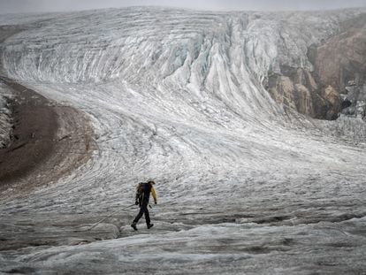 Un científico mide el deshielo de un glaciar en los Alpes Suizos, septiembre de 2022
