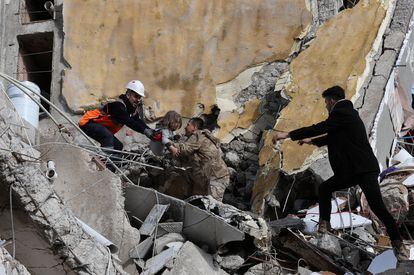 Los trabajadores de emergencias rescatan a Muhammet Ruzgar, de cinco años, de entre las ruinas de un edificio en la región de Hatay (Turquía). 