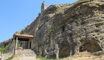 La entrada de la iglesia rupestre de Olleros de Pisuerga.