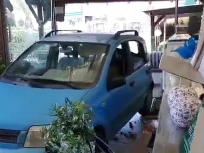 Una mujer estrella su coche contra un vivero para salir sin pagar