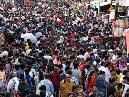 Una multitud de personas transitan por el mercado Dadar en Bombay, India, el pasado 28 de junio.