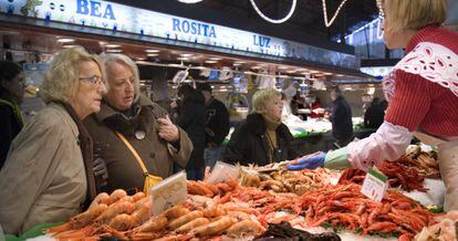 Puesto de pescado y marisco en el mercado de La Boquería de Barcelona.