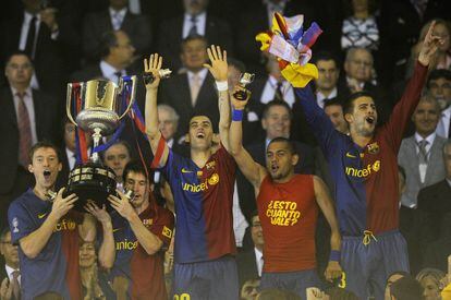 Hleb (a l'esquerra) i Messi aixequen la Copa del Rei 2008-2009 a l'estadi de Mestalla el 2009.