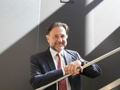 Mario Alonso posa en la sede del ICJCE en Madrid
