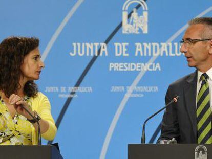 Mar&iacute;a Jes&uacute;s Montero y Miguel &Aacute;ngel V&aacute;zquez, tras el Consejo de Gobierno de la Junta. 