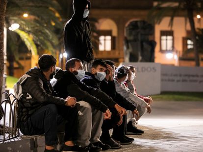 Migrantes marroquíes en la Plaza de la Feria (Las Palmas de Gran Canaria), el 17 de noviembre de 2020.