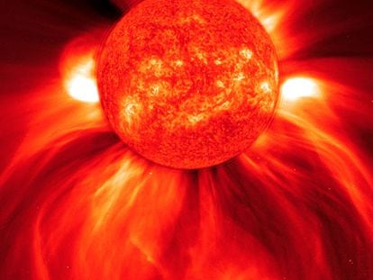 Imagen del Sol, la estrella que da luz y calor a la Tierra. Da nombre al sistema planetario en el que está la Tierra.