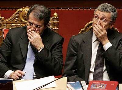 Romano Prodi (izquierda) y el titular de Exteriores, Massimo D'Alema, ayer durante el debate en el Senado.