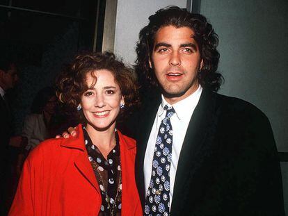 George Clooney nació en Kentucky, Estados Unidos, en 1961. Fue a la universidad para estudiar Periodismo pero no llegó a terminar la carrera. Antes de vivir de la interpretación, se dedicó a trabajos tan variopintos como la venta de zapatos y trajes, venta de seguros, mozo de almacén y albañil. Se casó en 1989, 10 años después de su primera aparición televisiva, con la también actriz Talia Balsam.