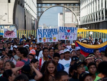 Personas participan en una manifestación contra del proyecto de ley de no discriminación y en defensa de la familia tradicional, en Caracas, Venezuela, el 13 de Julio de 2023.
