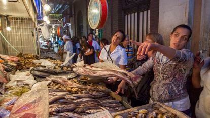 Mujeres compran pescado en un mercado en Santiago (Chile), en una imagen de archivo.