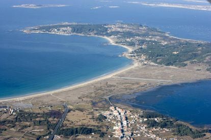 Vista a&eacute;rea de la playa de A Lanzada y de la pen&iacute;nsula de O Grove, en Pontevedra.