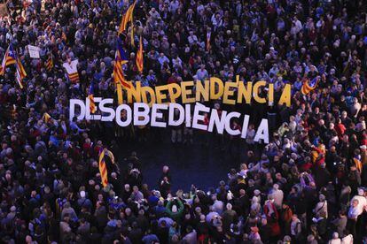 Cartells en reivindicació d'"independència" i "desobediència" a Barcelona, durant la concentració del 13 d'octubre després de les declaracions com imputades d'Ortega i Rigau davant el Tribunal Superior de Justícia de Catalunya (TSJC).