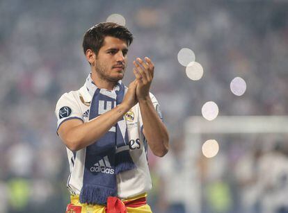 Morata saluda a la afición del Bernabéu durante las celebraciones de la Champions.