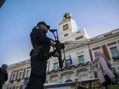Un policía antidisturbio armado con un subfusil, ayer por la tarde en la Puerta del Sol.
